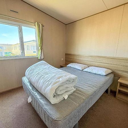 6 Berth Caravan For Hire With Wifi At Seawick Holiday Park In Essex Ref 27025Hv Clacton-on-Sea Esterno foto