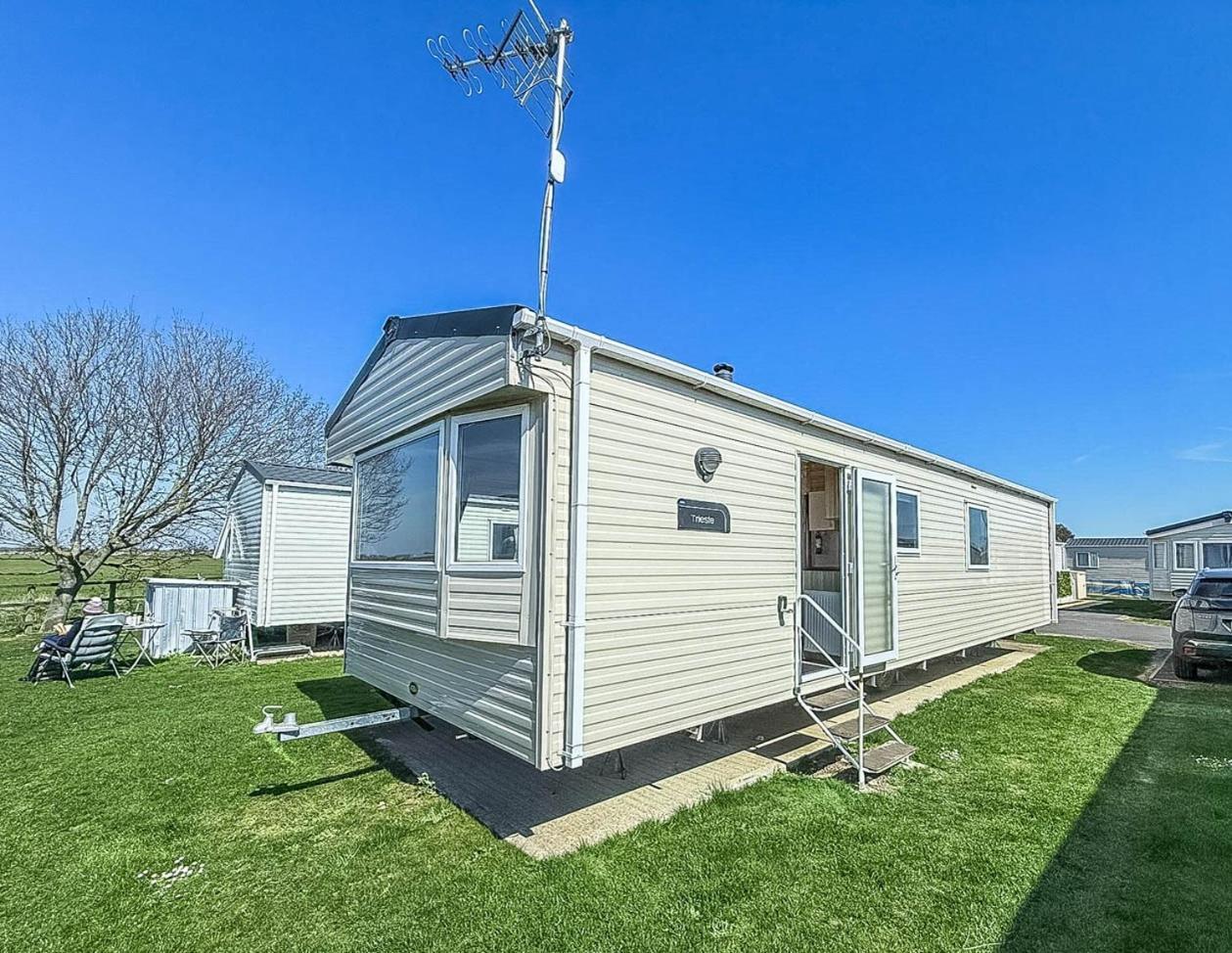 6 Berth Caravan For Hire With Wifi At Seawick Holiday Park In Essex Ref 27025Hv Clacton-on-Sea Esterno foto