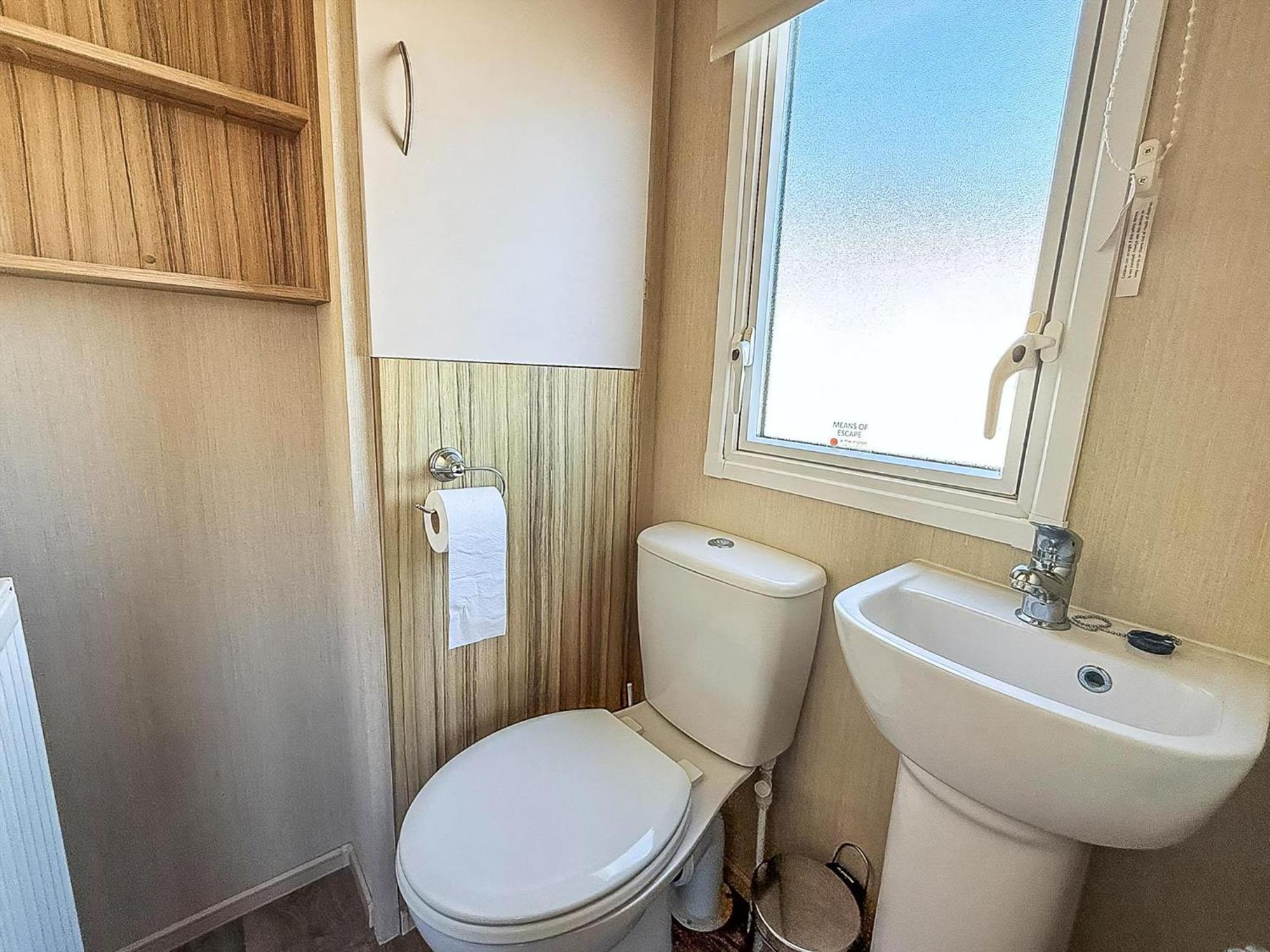 6 Berth Caravan For Hire With Wifi At Seawick Holiday Park In Essex Ref 27025Hv Clacton-on-Sea Esterno foto