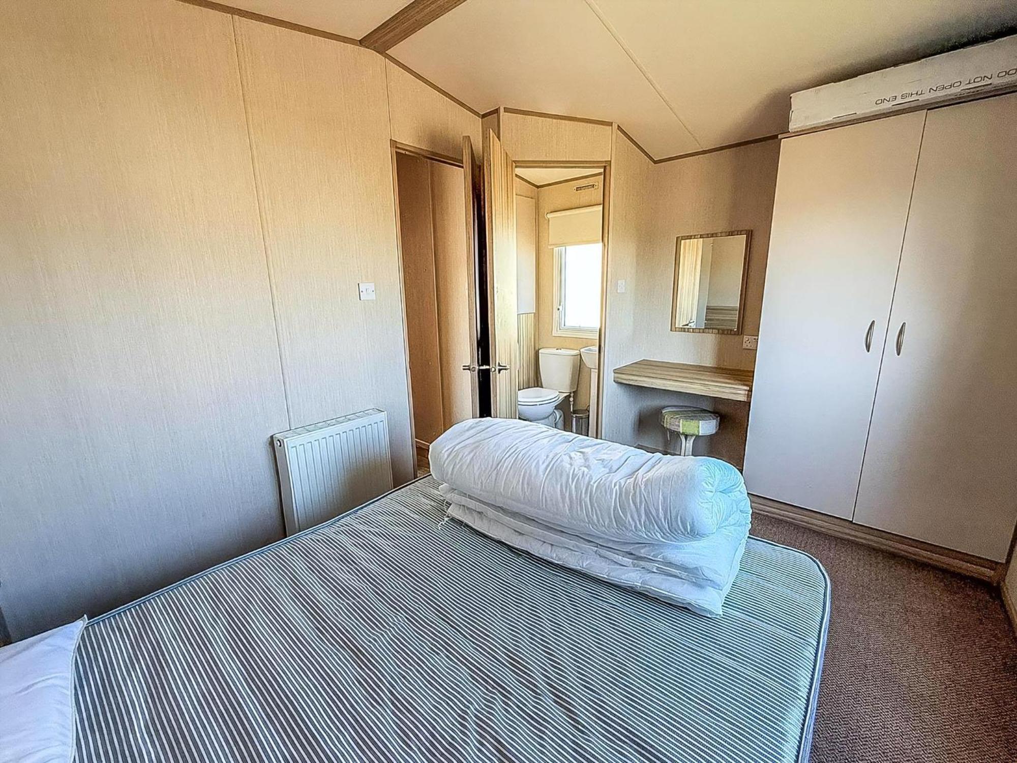 6 Berth Caravan For Hire With Wifi At Seawick Holiday Park In Essex Ref 27025Hv Clacton-on-Sea Esterno foto