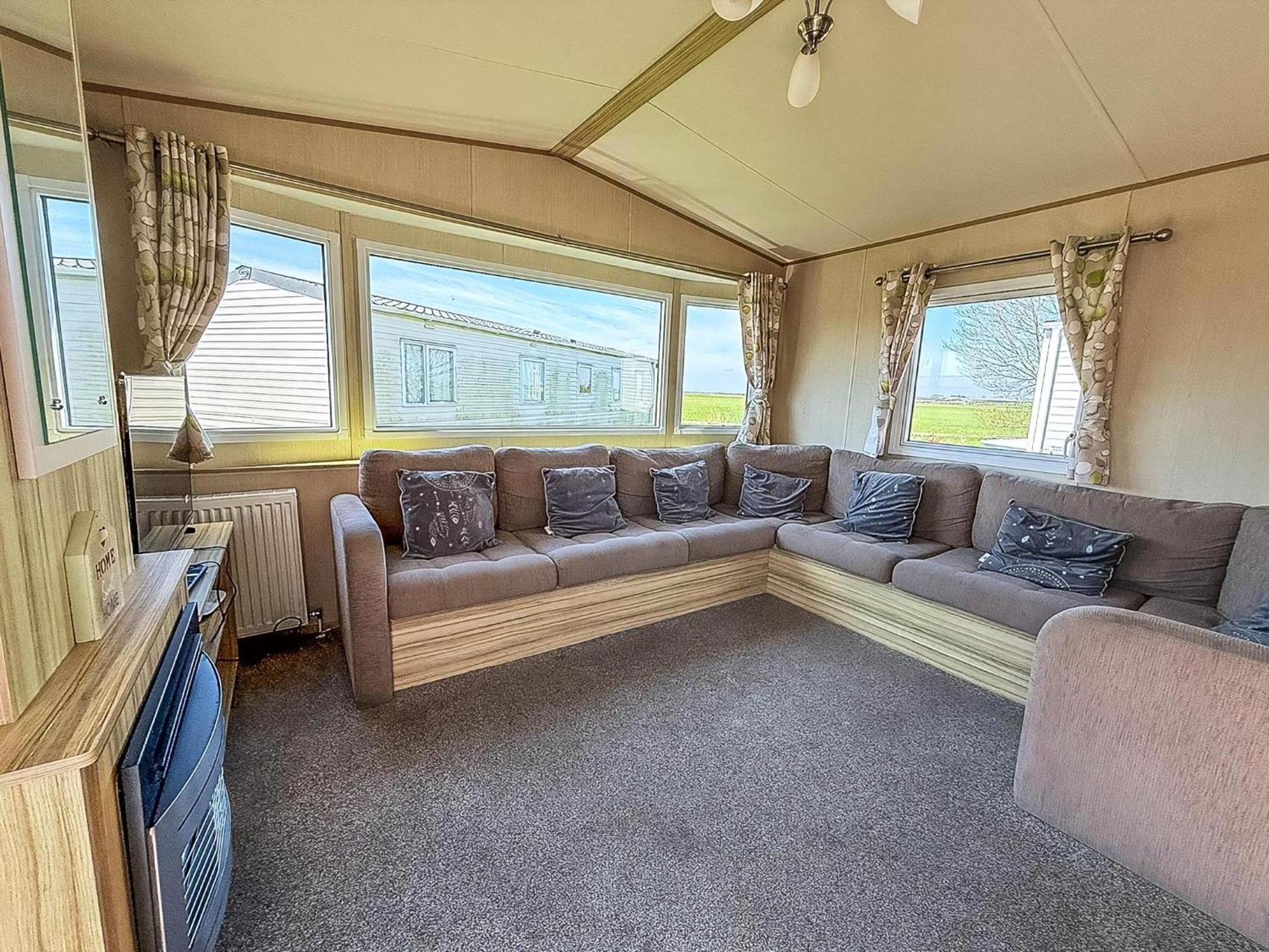 6 Berth Caravan For Hire With Wifi At Seawick Holiday Park In Essex Ref 27025Hv Clacton-on-Sea Esterno foto